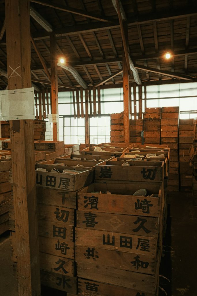 a-warehouse-filled-with-lots-of-wooden-pallets-zb-szw0dfxw